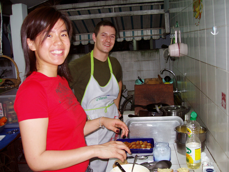 P7110001 Aim and George cooking